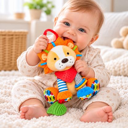 Bébé souriant jouant avec un hochet lion en peluche orange doté d'un anneau rouge et d'accessoires de dentition colorés.