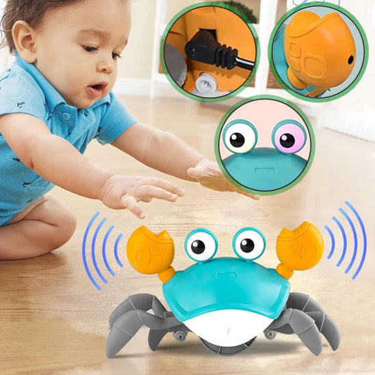 Bébé en train de jouer avec un jouet crabe musical
