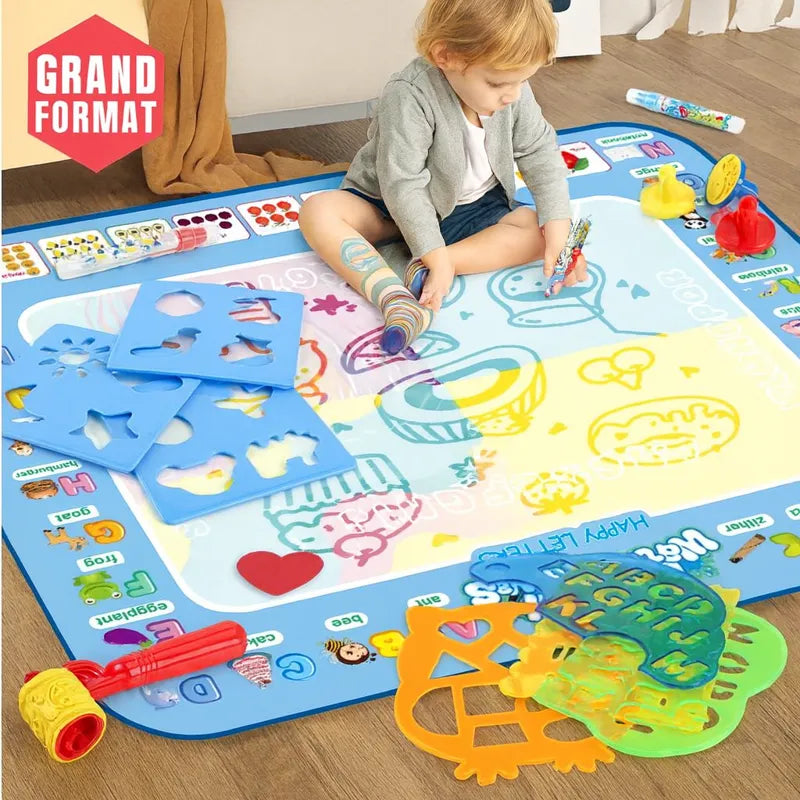 Enfant jouant sur grand tapis de dessin à l’eau avec accessoires éducatifs et pochoirs inclus.