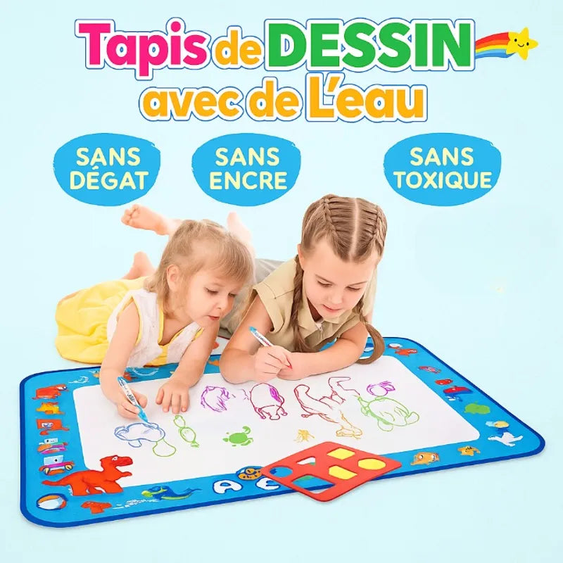 Deux enfants dessinent sur tapis magique à l’eau – jouet créatif sans encre, sans taches, non toxique.