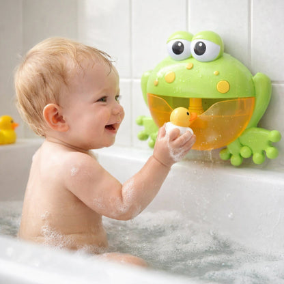 Bébé jouant dans le bain avec jouet grenouille à bulles et canard flottant