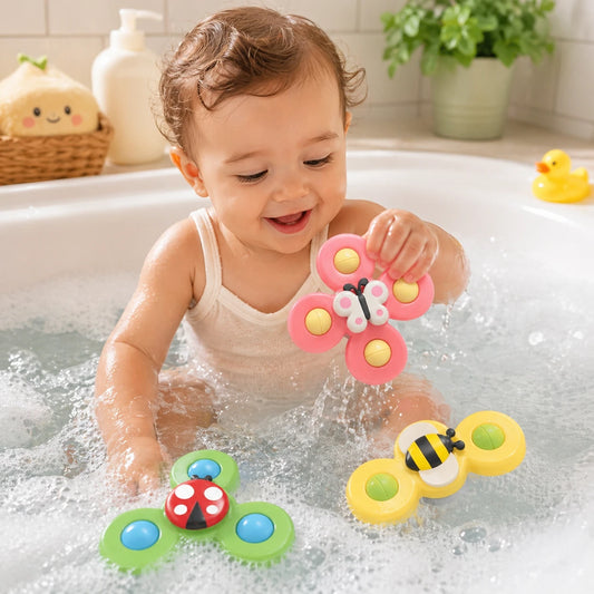 bébé jouant dans le bain avec jouets ventouse spinner colorés dans baignoire avec mousse