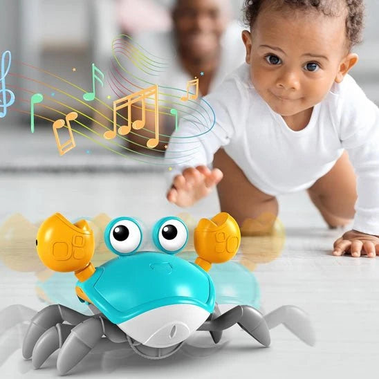 Bébé qui joue avec un jouet crabe
