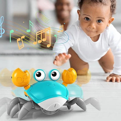 Bébé qui joue avec un jouet crabe