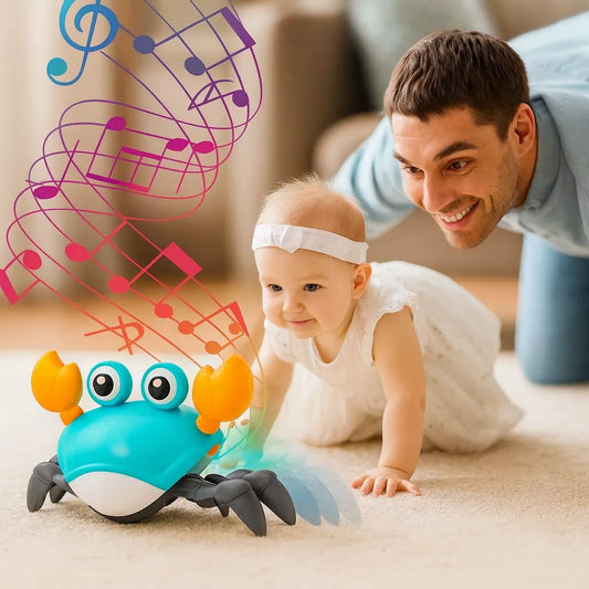 Papa et bébé qui jouet avec un jouet crabe musical