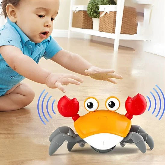 Bébé en train de s'amuser avec un jouet crabe