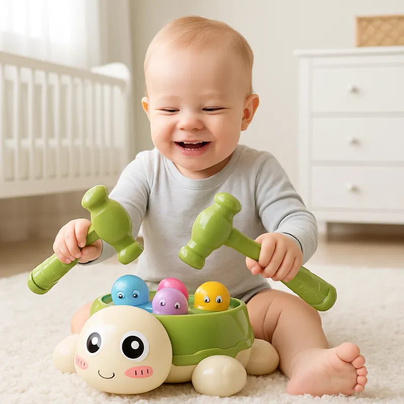 ébé qui joue joyeusement avec le jouet de taupe Montessori vert, stimulant la motricité et l’éveil sensoriel dans une chambre lumineuse.