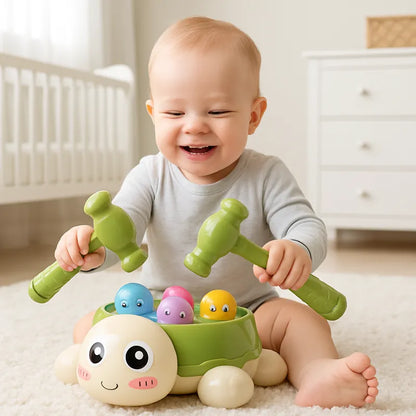 ébé qui joue joyeusement avec le jouet de taupe Montessori vert, stimulant la motricité et l’éveil sensoriel dans une chambre lumineuse.