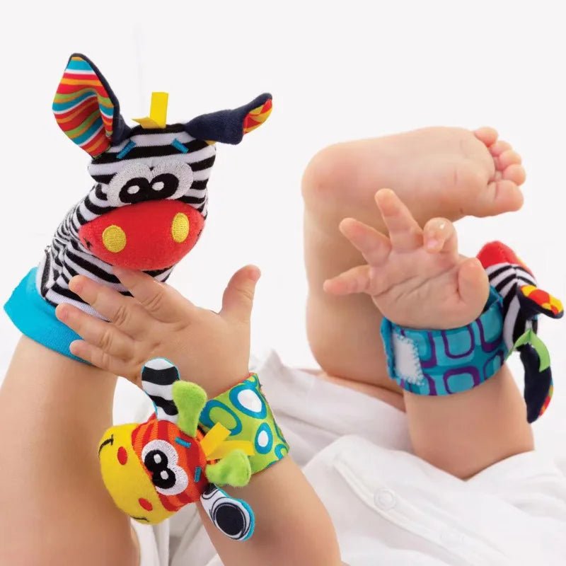 Bébé qui joue avec ses pieds 