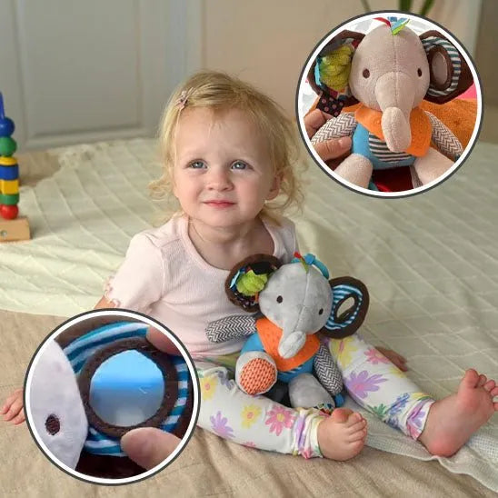 Petite fille qui joue avec un hochet éléphant