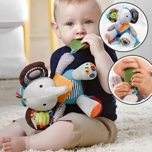Bébé qui joue avec un hochet éléphant
