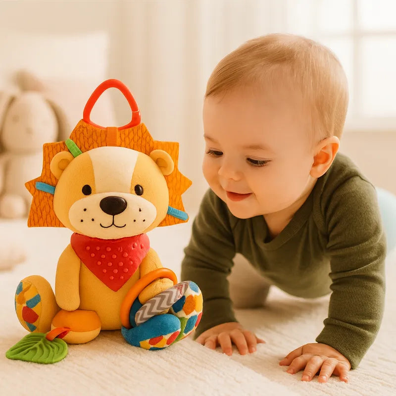 Bébé qui joue avec un hochet tigre en peluche 