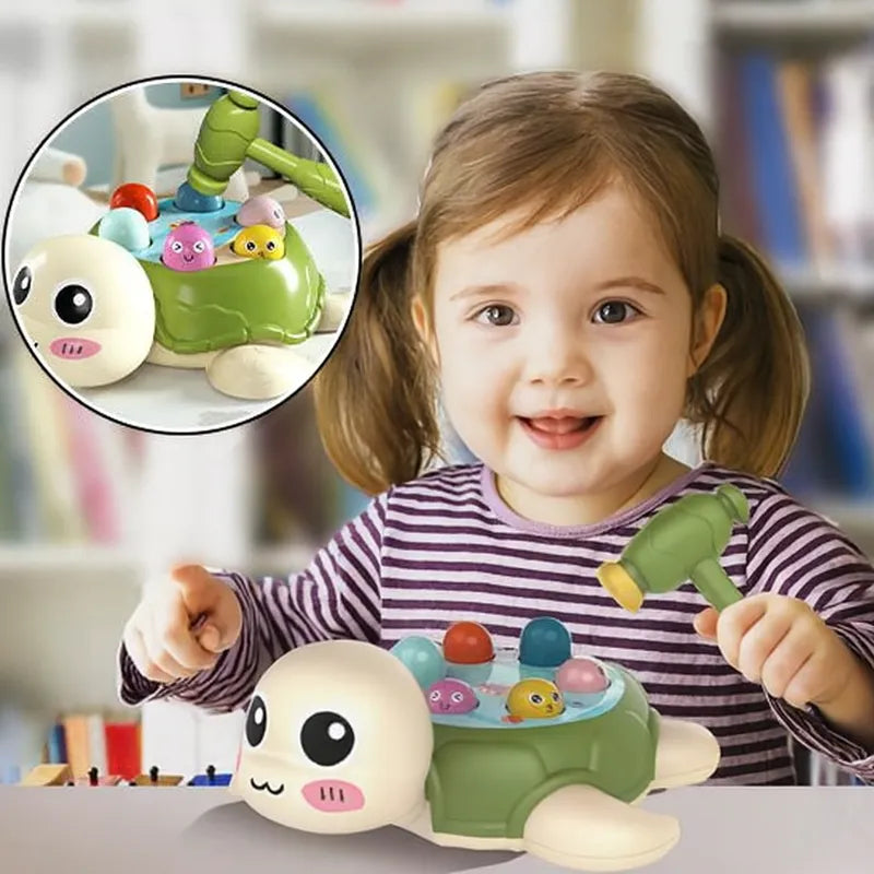 Petite fille découvre le jouet tortue coloré à marteau Montessori, un jeu d’éveil amusant pour stimuler la logique et la concentration.