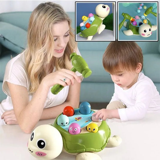 Maman joue avec son enfant au jouet tortue Montessori, jouet interactif coloré pour bébé qui encourage l’apprentissage ludique et la complicité parent-enfant.