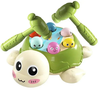 Bébé joue avec un jouet tortue interactif à marteaux – jouet éducatif amusant pour l’éveil sensoriel et la motricité.