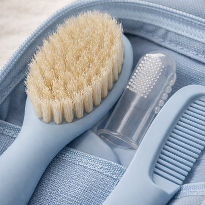 Gros plan sur la brosse douce, le peigne, la matière silicone et la trousse du kit 