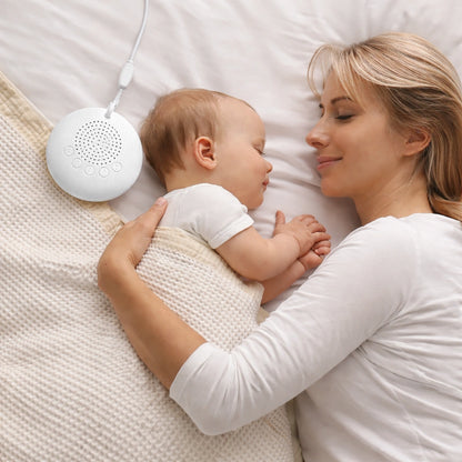 Machine bruit blanc bébé posée près d’un bébé dormant avec sa maman, ambiance calme et apaisante