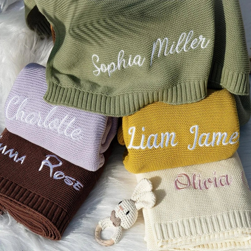 Ensemble de couvertures bébé en tricot personnalisées avec prénoms brodés variés.