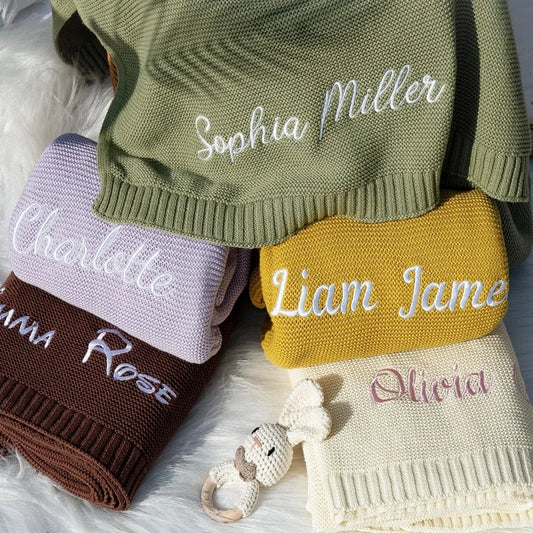 Ensemble de couvertures bébé en tricot personnalisées avec prénoms brodés variés.