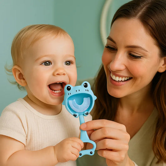 Maman montre à son bébé la brosse grenouille bleue