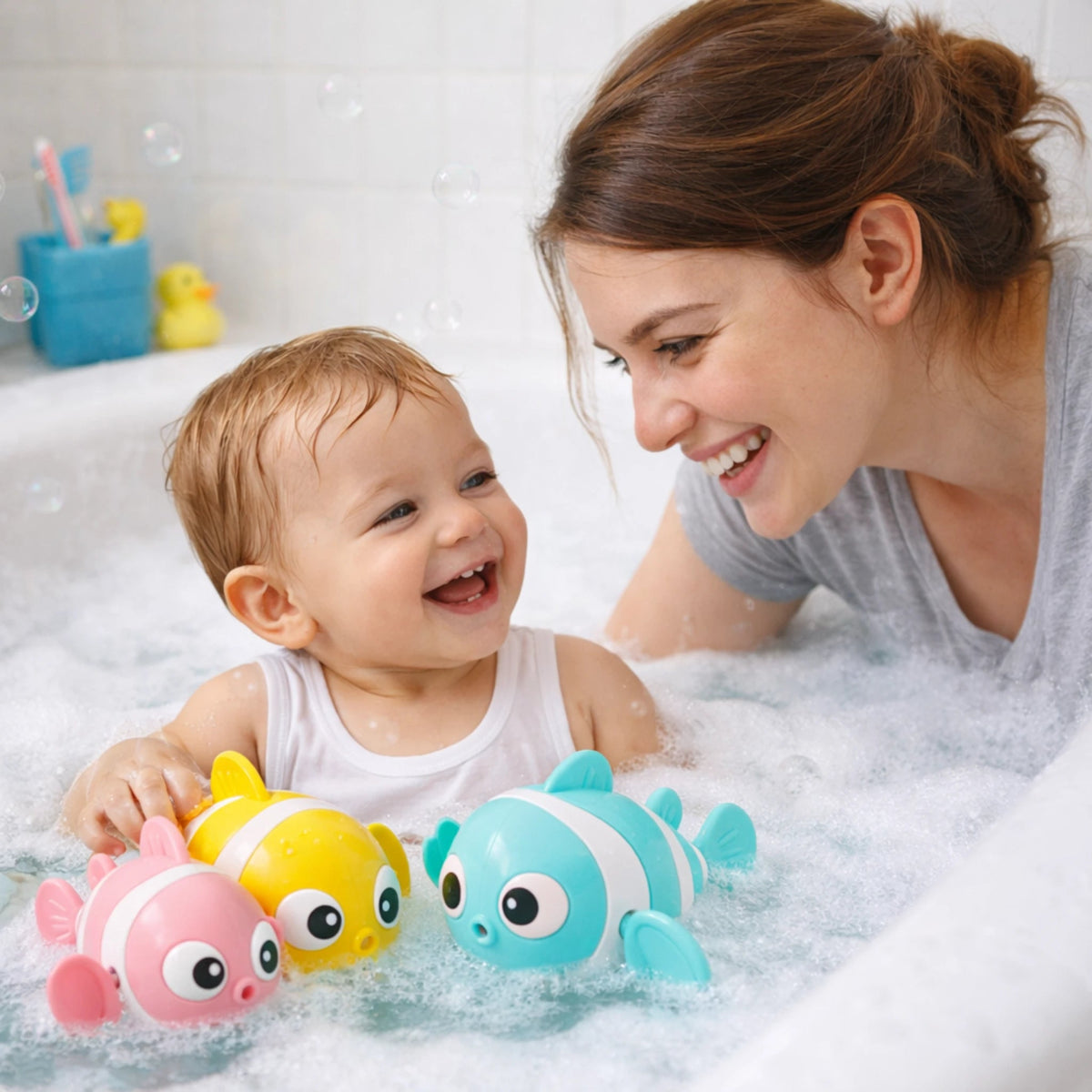 maman et bébé dans le bain avec jouets poissons flottants moment bain bébé rassurant et ludique