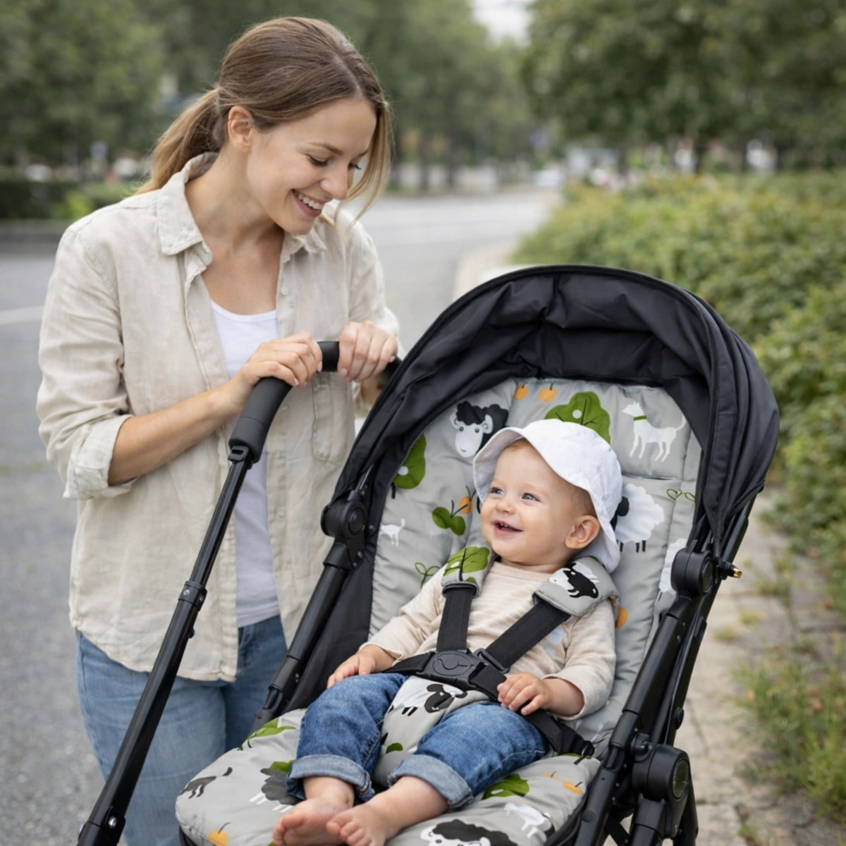 maman promenant bébé en poussette avec coussin confortable siège bébé motif animaux promenade extérieure