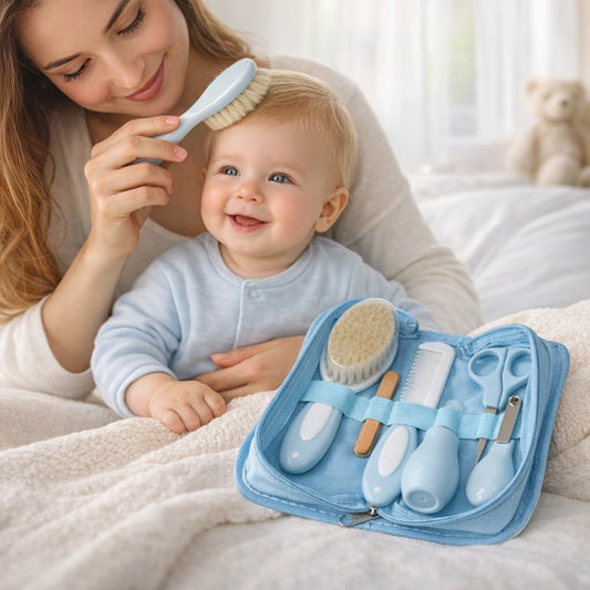 Maman peignant délicatement les cheveux de son bébé avec une brosse douce
