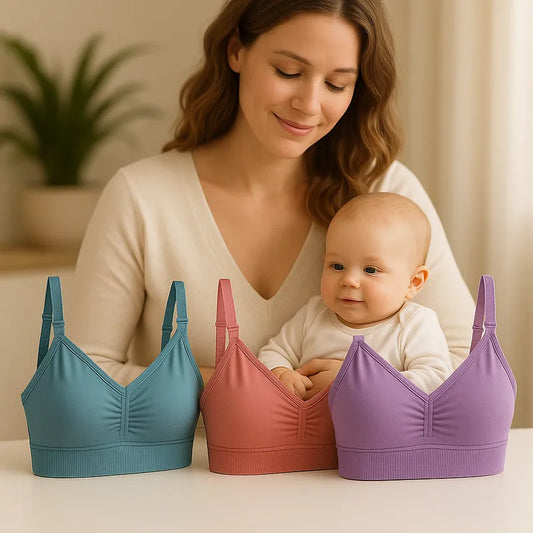 Maman souriante avec bébé et trois brassières allaitement colorées