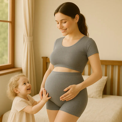 Maman enceinte en ensemble maternité gris partageant un moment  avec sa fille