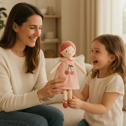 Maman et fillette jouant avec une poupée en tissu cerise