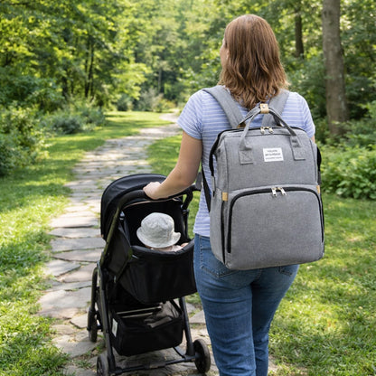 maman promenant bébé en poussette avec sac à dos à langer ergonomique portable sac parental pratique sortie extérieure