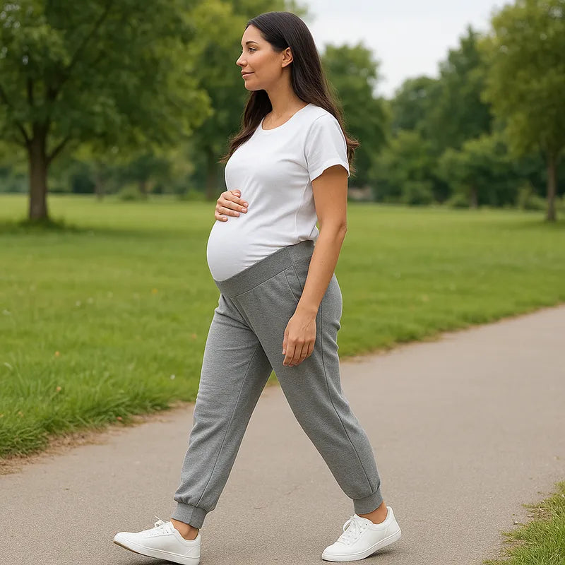 Femme enceinte marchant confortablement en pantalon de grossesse