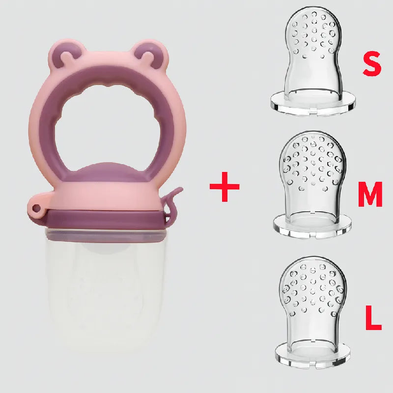 Mangeoire à fruits bébé rose violet avec embouts silicone variés.
