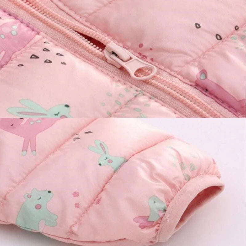 Détail du tissu et fermeture éclair manteau bébé rose chaud