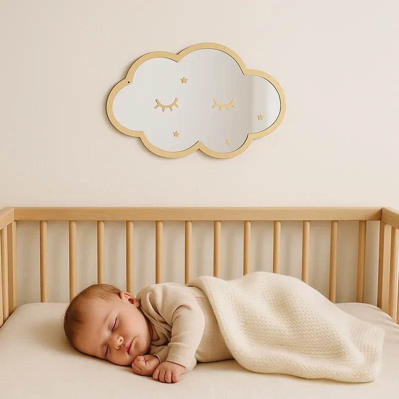 Miroir nuage mural au-dessus du lit bébé pour ambiance tendre et lumineuse.