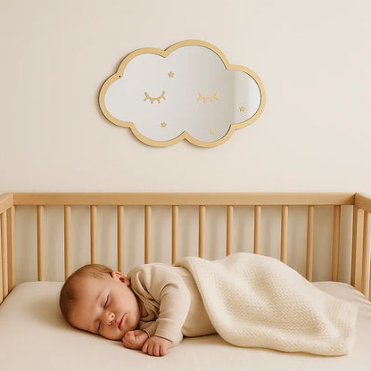 Miroir nuage mural au-dessus du lit bébé pour ambiance tendre et lumineuse.