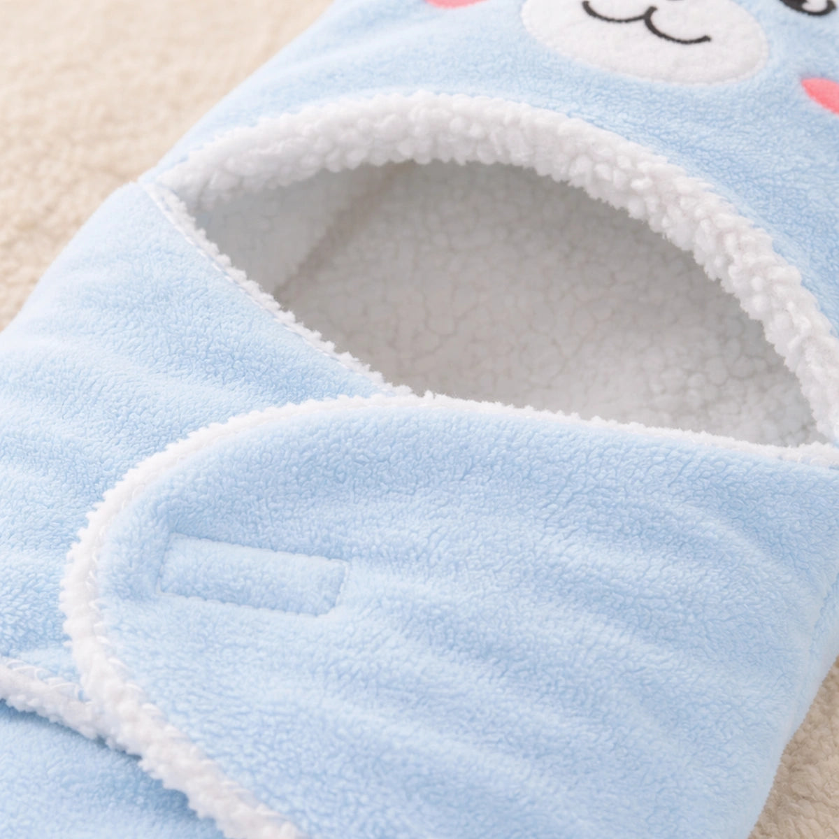 Détail du tissu doux du nid d’ange bébé avec coutures soignées et intérieur moelleux