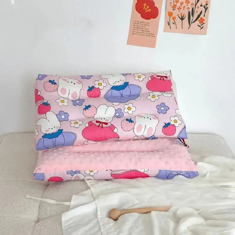 Oreiller pour bébé rose décoré de lapins en robe et fleurs colorées
