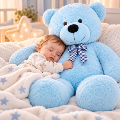 Gros ours en peluche bleu avec nœud à carreaux, présenté près d'un bébé endormi dans une chambre douce et chaleureuse.