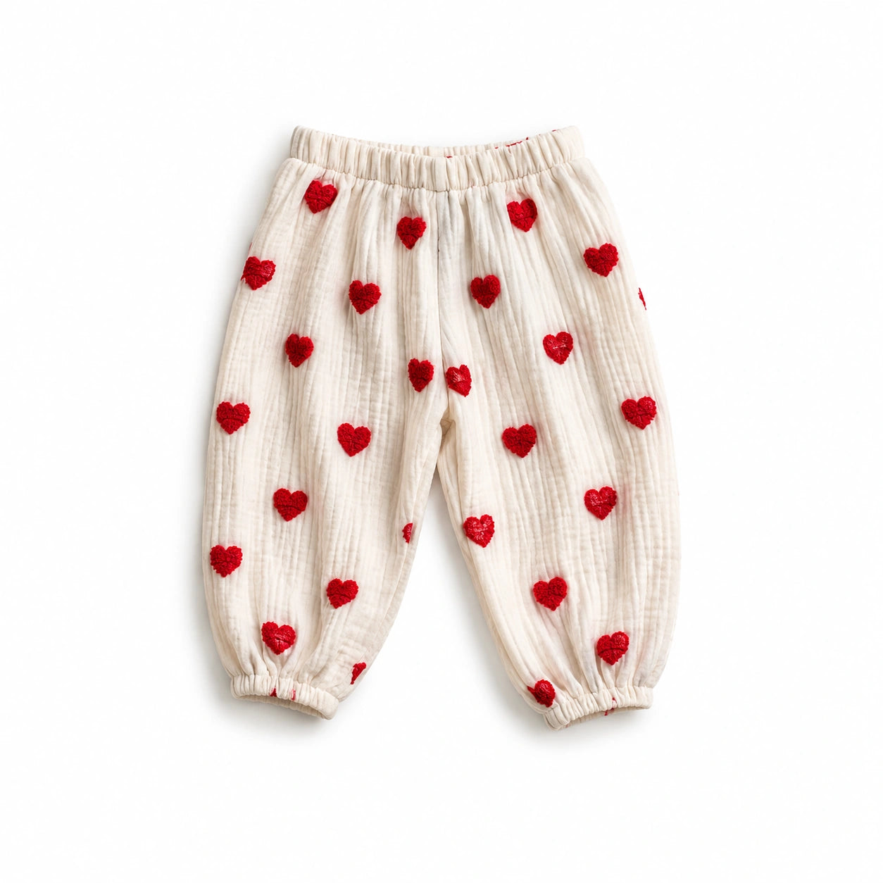 Pantalon bébé en gaze de coton à cœurs rouges.