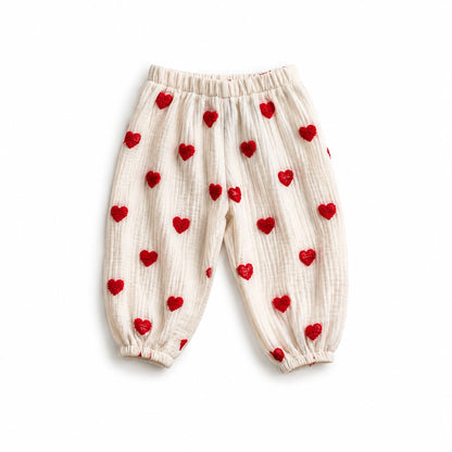 Pantalon bébé en gaze de coton à cœurs rouges.