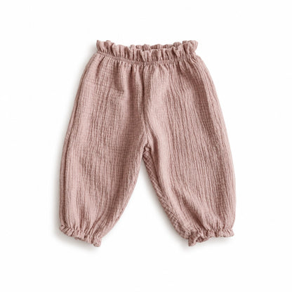 Pantalon bébé en gaze de coton rose poudré.