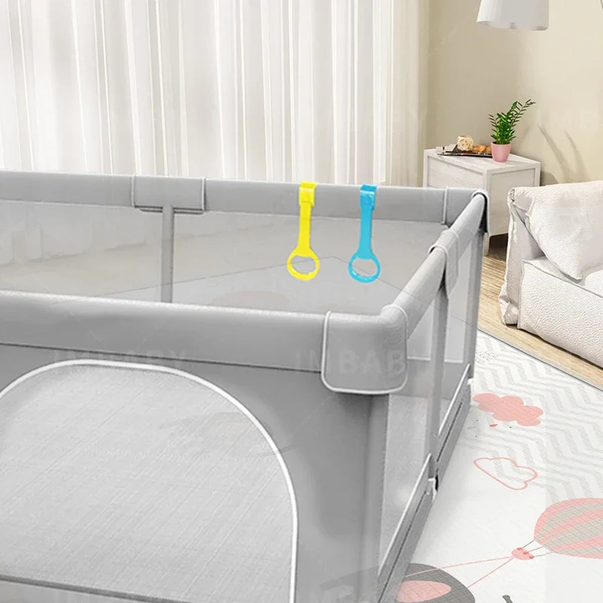 Parc bébé modulable sécurisé gris clair avec panneaux en maille respirante et anneaux de motricité