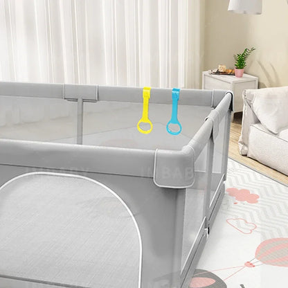 Parc bébé modulable sécurisé gris clair avec panneaux en maille respirante et anneaux de motricité