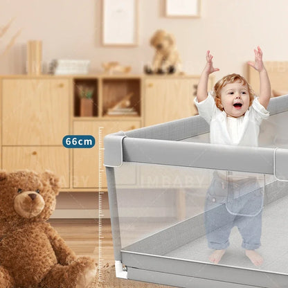 Bébé jouant debout dans un parc bébé modulable sécurisé avec structure stable et hauteur de protection 66 cm