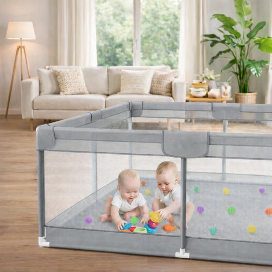 Parc bébé modulable sécurisé avec deux bébés jouant à l’intérieur dans un salon lumineux