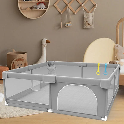 Parc pour bébé modulable gris clair installé dans un salon avec espace de jeu sécurisé et confortable