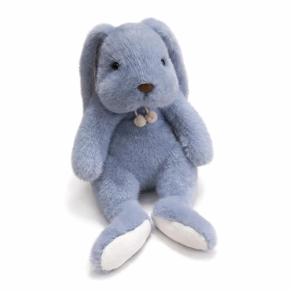 Peluche lapin bleu doux pour bébé sur fond blanc, doudou lapin moelleux aux longues oreilles et texture ultra douce