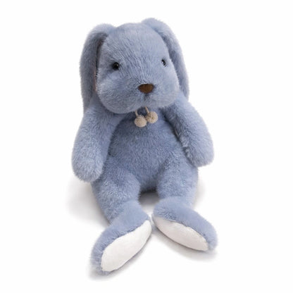 Peluche lapin bleu doux pour bébé sur fond blanc, doudou lapin moelleux aux longues oreilles et texture ultra douce