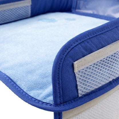 Gros plan sur le tissu doux, le rembourrage et les coutures renforcées du plateau repas bébé sécurisé